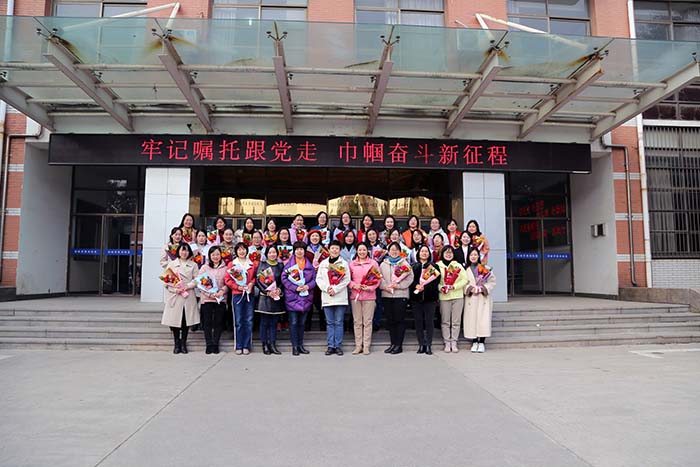 伟德国际BETVlCTOR‍‍‍‍‍‍‍‍工会“三八节”为女教职工送花送祝福 - 副本.JPG