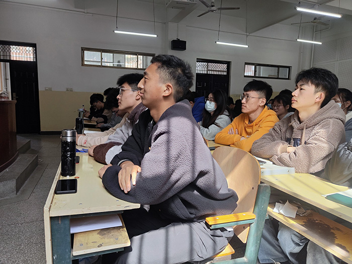 伟德国际BETVlCTOR“青马工程”培训班召开第一次班会网络新闻(1).jpg