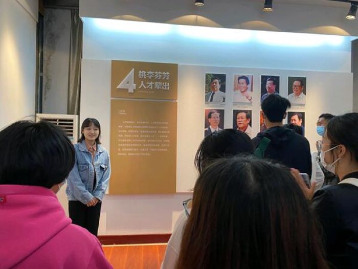 伟德国际BETVlCTOR“青马班”学员集体参观北校区校史馆1.jpg