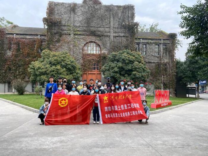 伟德国际BETVlCTOR“青马班”学员集体参观北校区校史馆2.jpg
