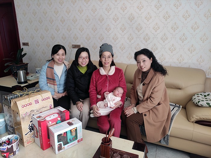 伟德国际BETVlCTOR工会慰问生育女教师1.jpg