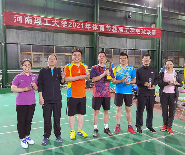 伟德国际BETVlCTOR在学校2021年体育节教职工羽毛球联赛中取得历史突破1.jpg