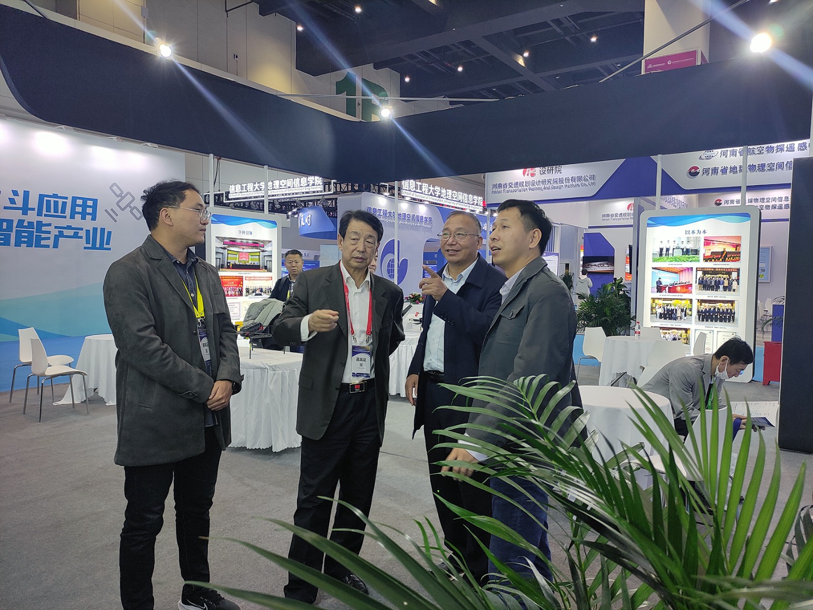 2.中国卫星导航定位协会会长于贤成莅临公司展位.jpg